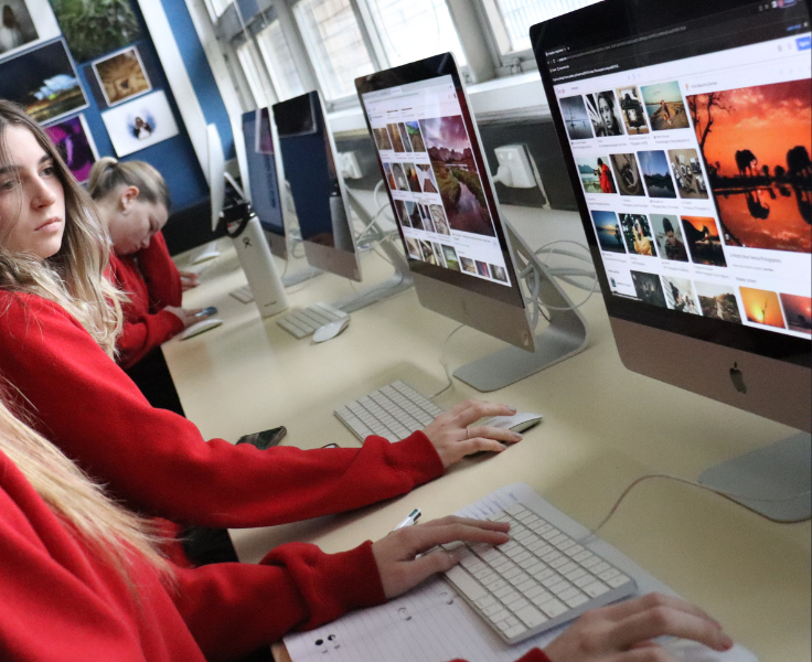 A computer lab with imacs and students using photoshop
