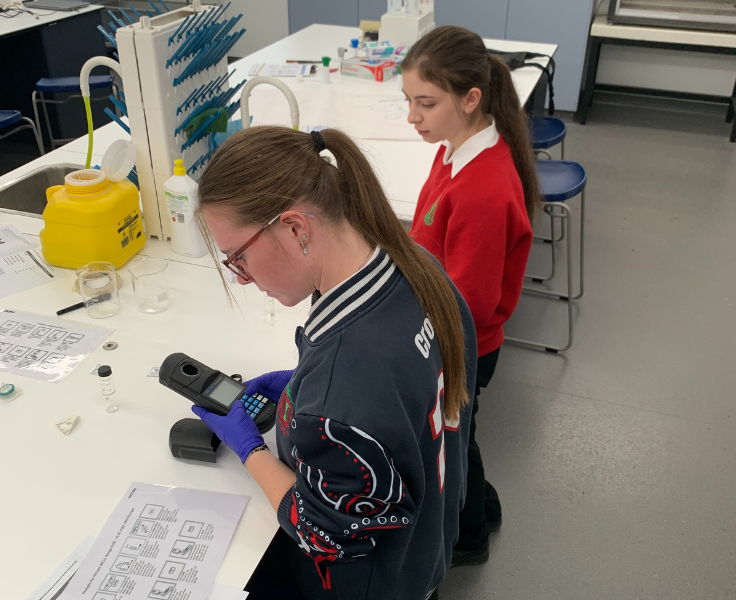 2 students in a science lab